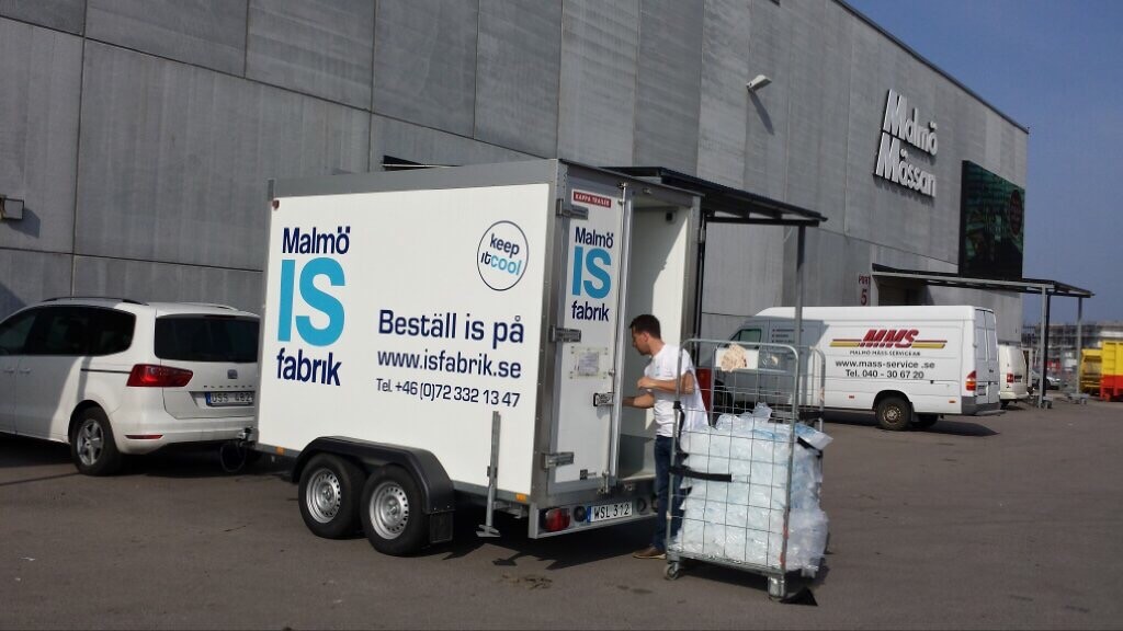 IMG_0004 malmö mässan lastar av isbitar från malmö isfabrik